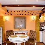 Sali Chelidonaki Boutique *