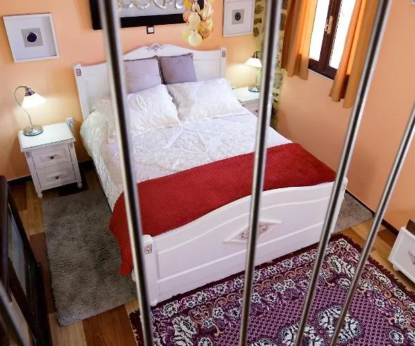 Sali Chelidonaki Boutique *